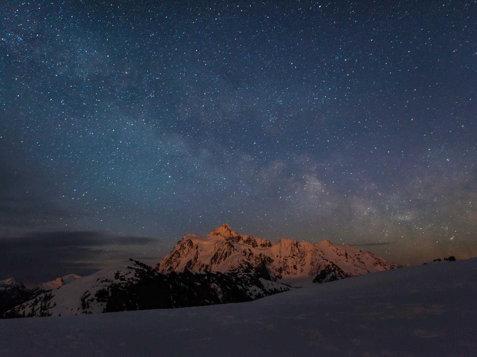 Cielo stellato sopra una montagna